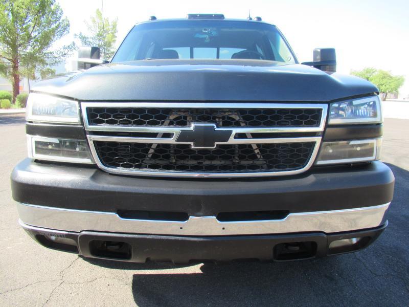 Chevrolet Silverado 3500 LS Crew Cab 4WD DRW 2005