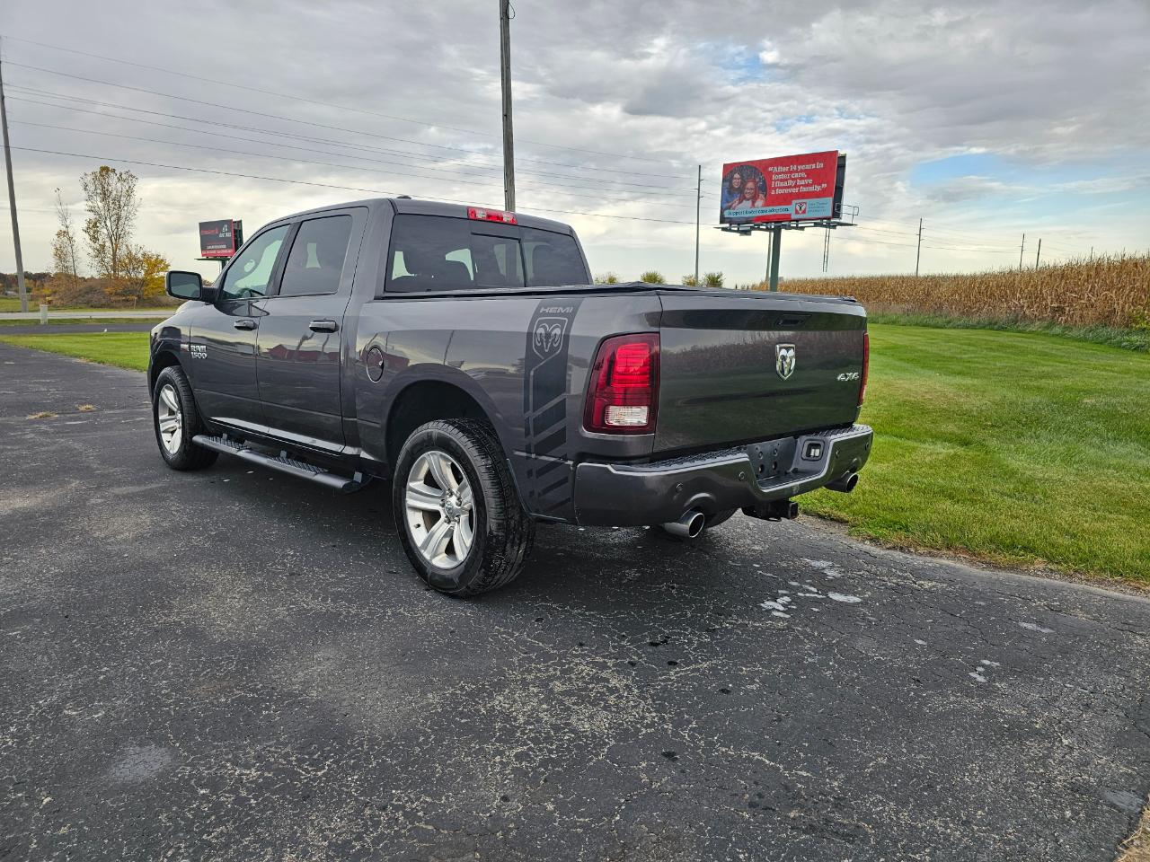 RAM 1500 4WD Crew Cab 140.5" Sport 2016
