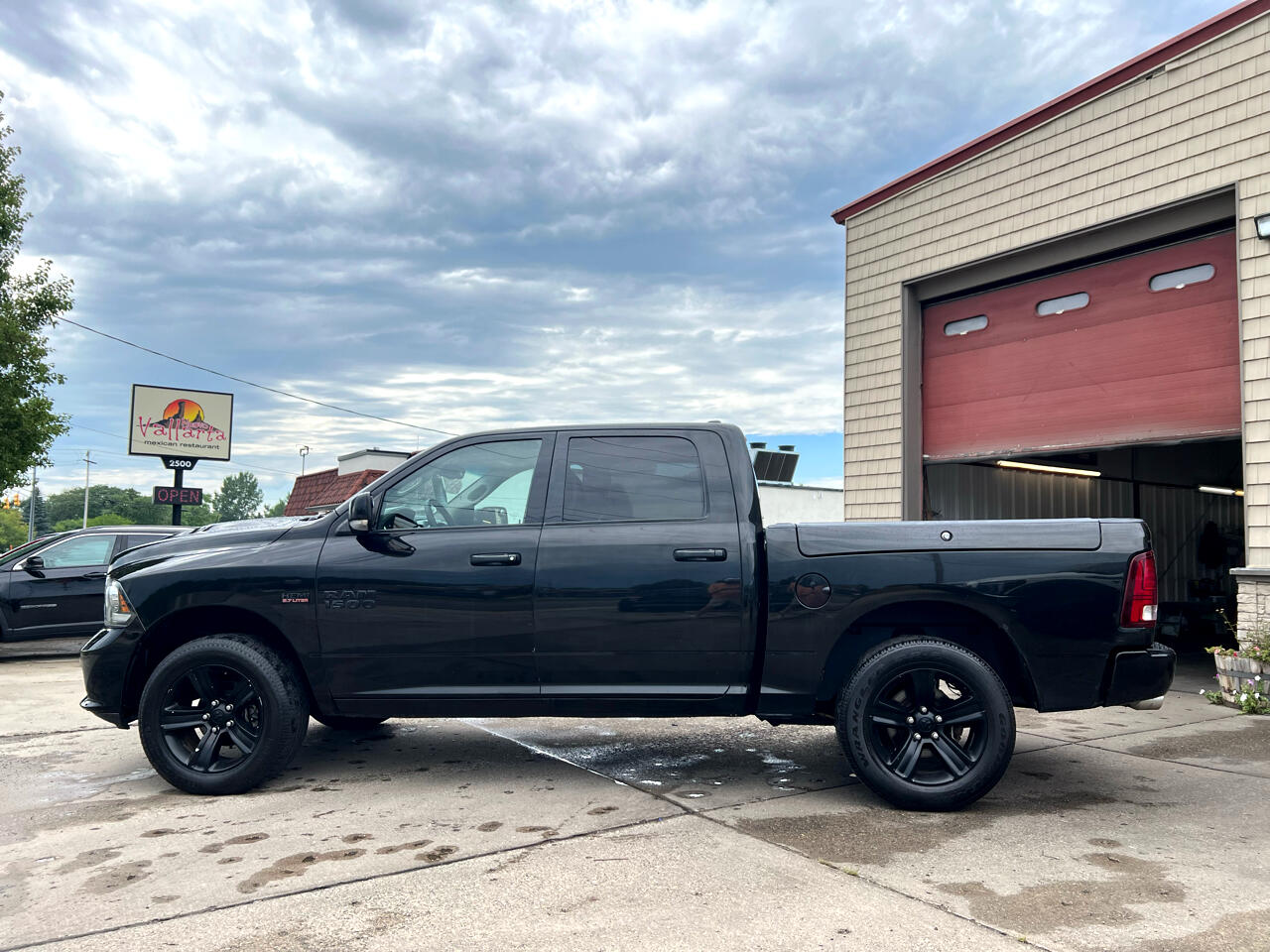 RAM 1500 4WD Crew Cab 140.5" Sport 2016 RAM 1500 4WD Crew Cab 140.5" Sport 2016