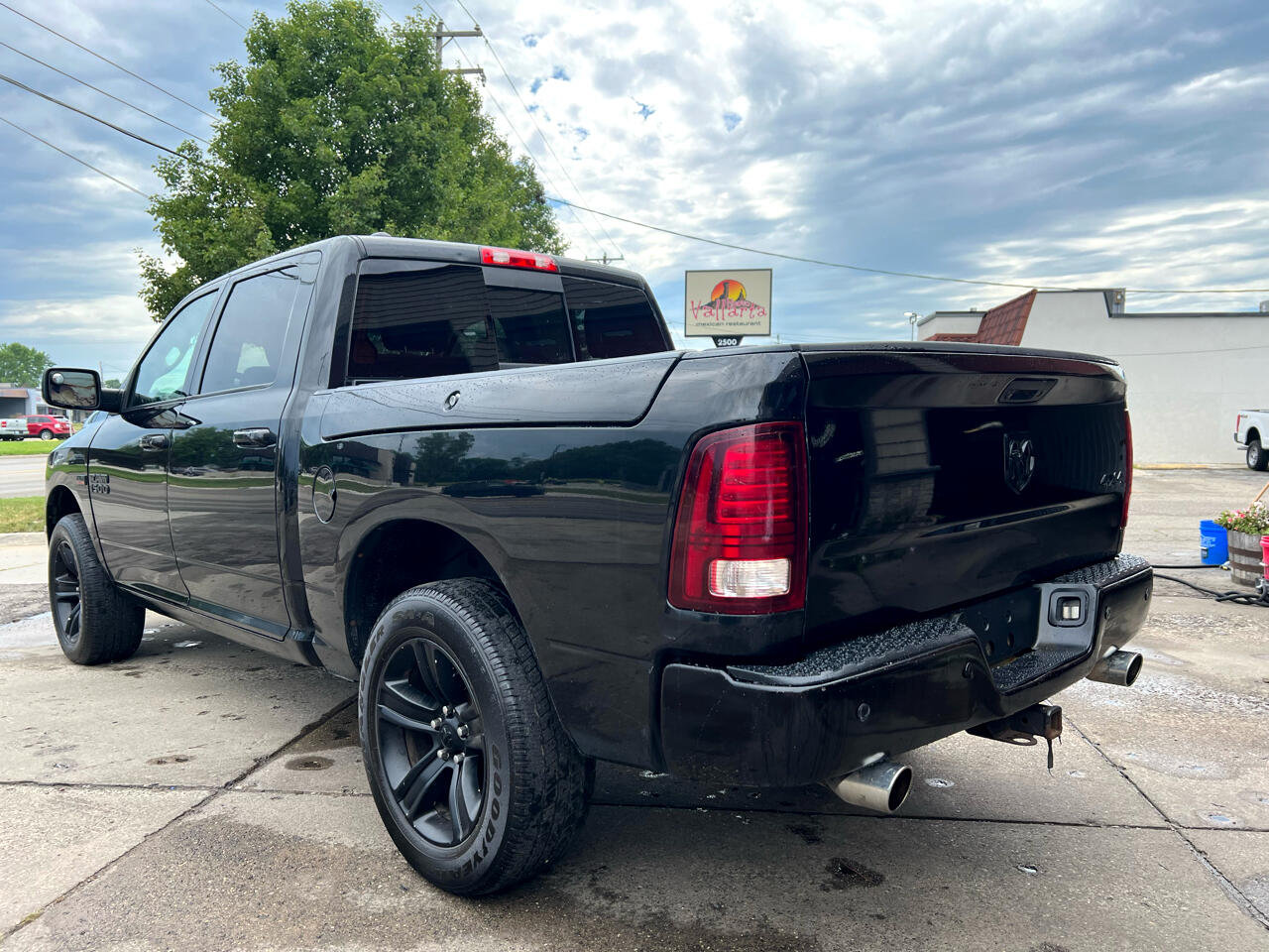 RAM 1500 4WD Crew Cab 140.5" Sport 2016 RAM 1500 4WD Crew Cab 140.5" Sport 2016