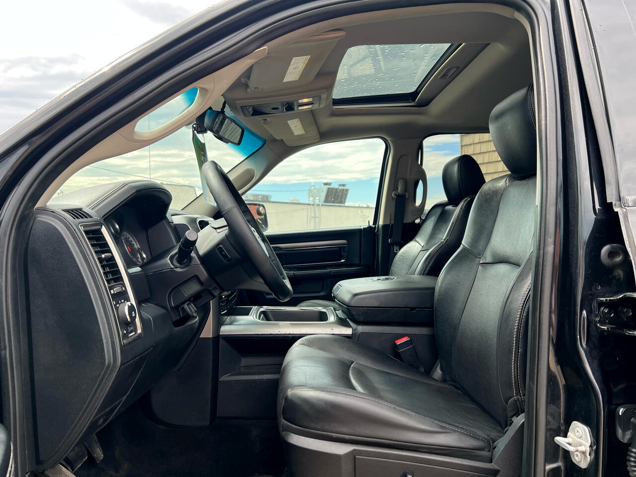 RAM 1500 4WD Crew Cab 140.5" Sport 2016 RAM 1500 4WD Crew Cab 140.5" Sport 2016