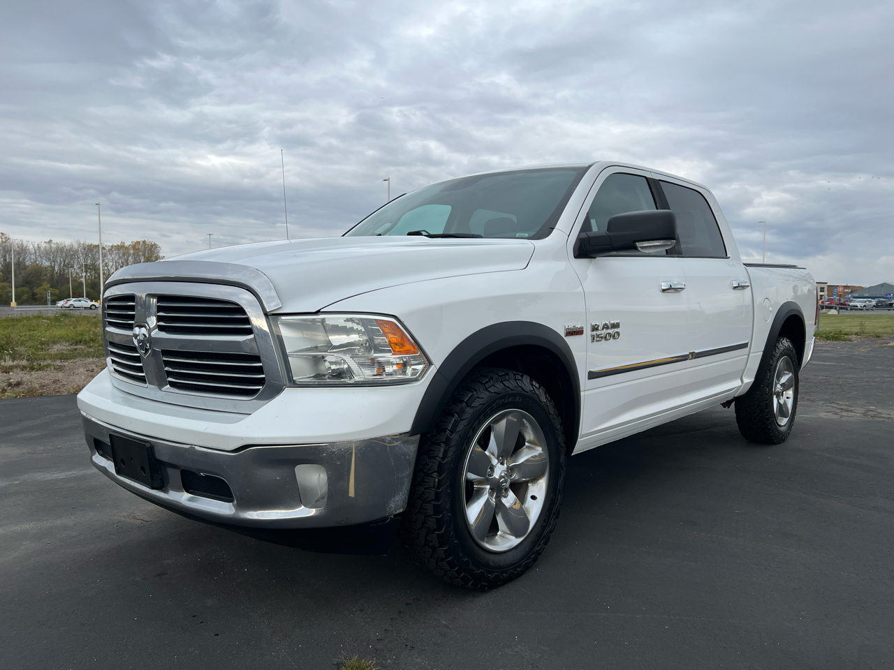 2016 RAM 1500 4WD Crew Cab 140.5" SLT