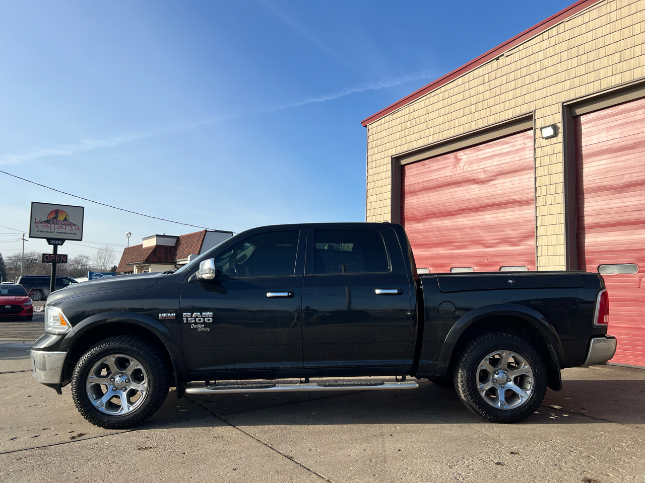 RAM 1500 4WD Crew Cab 140.5" Laramie 2017