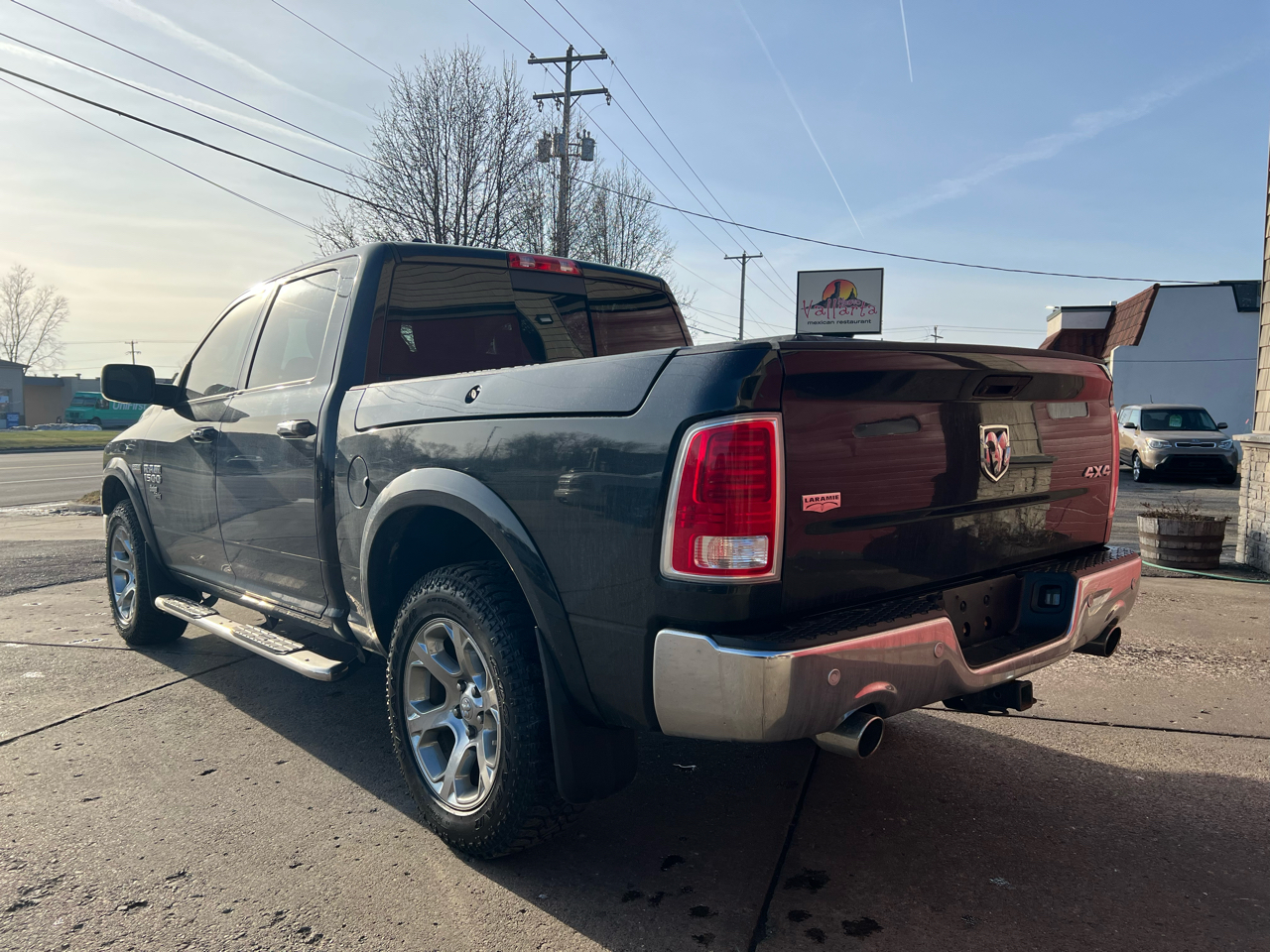 RAM 1500 4WD Crew Cab 140.5" Laramie 2017