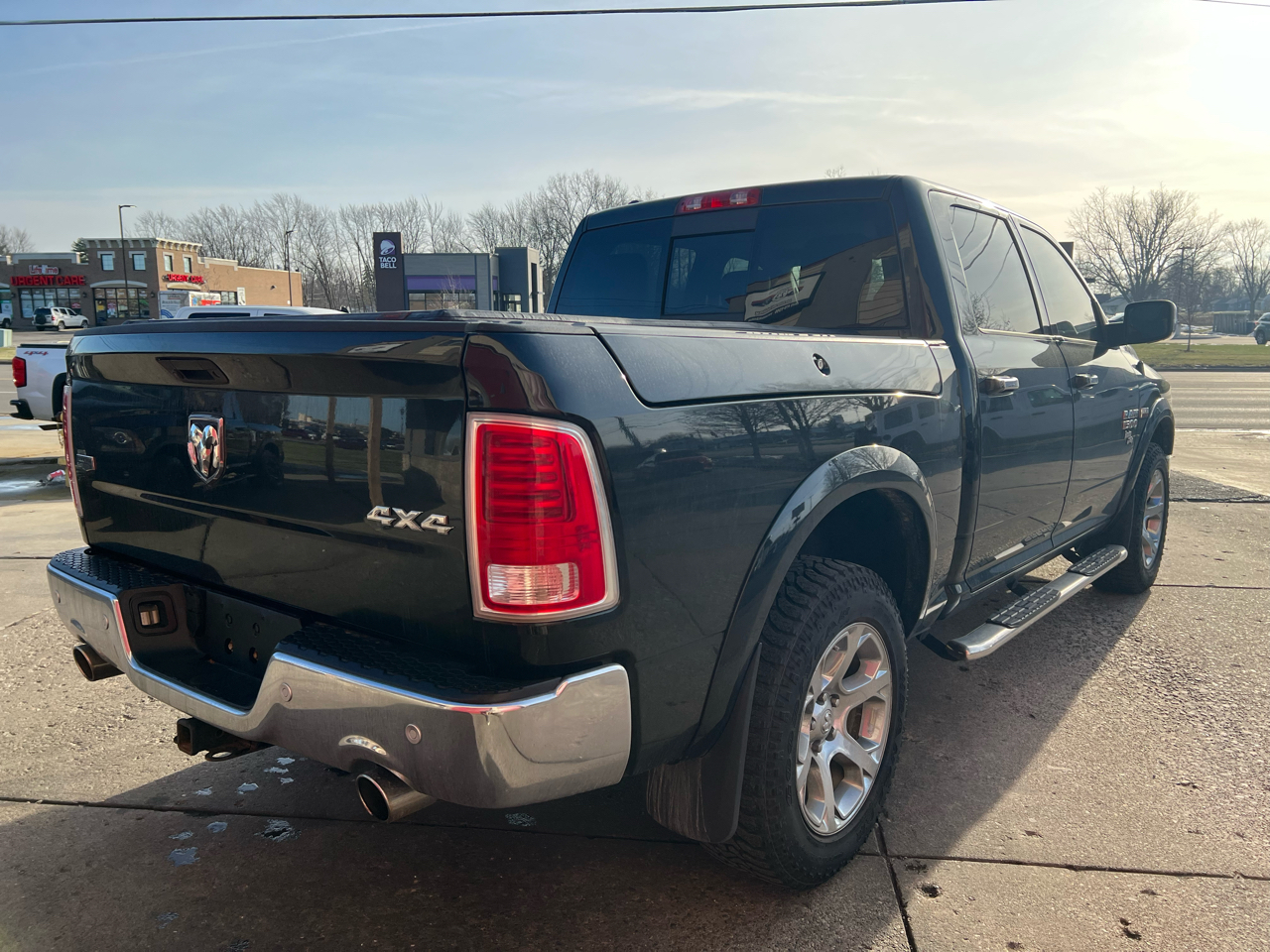 RAM 1500 4WD Crew Cab 140.5" Laramie 2017
