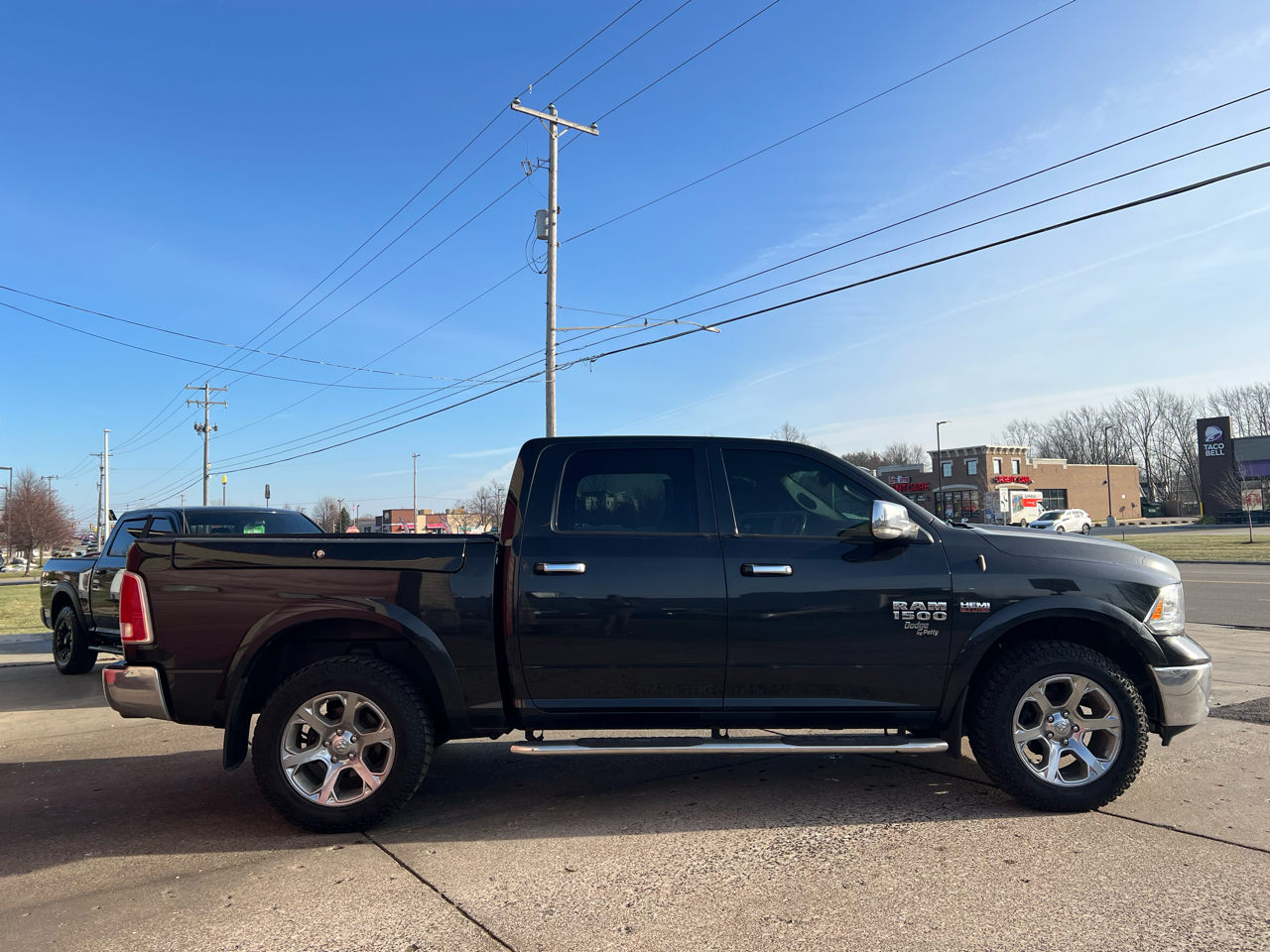 RAM 1500 4WD Crew Cab 140.5" Laramie 2017