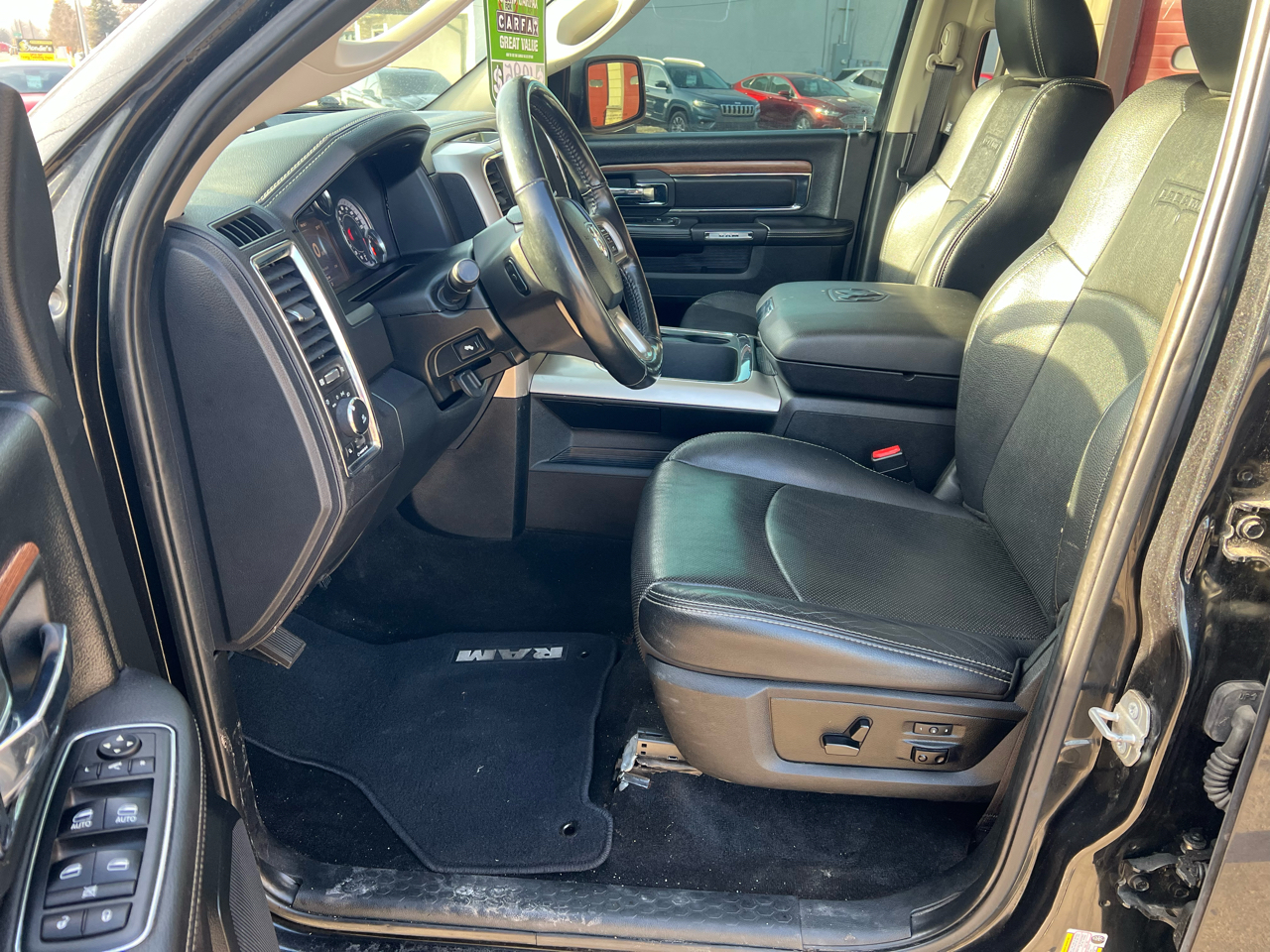 RAM 1500 4WD Crew Cab 140.5" Laramie 2017