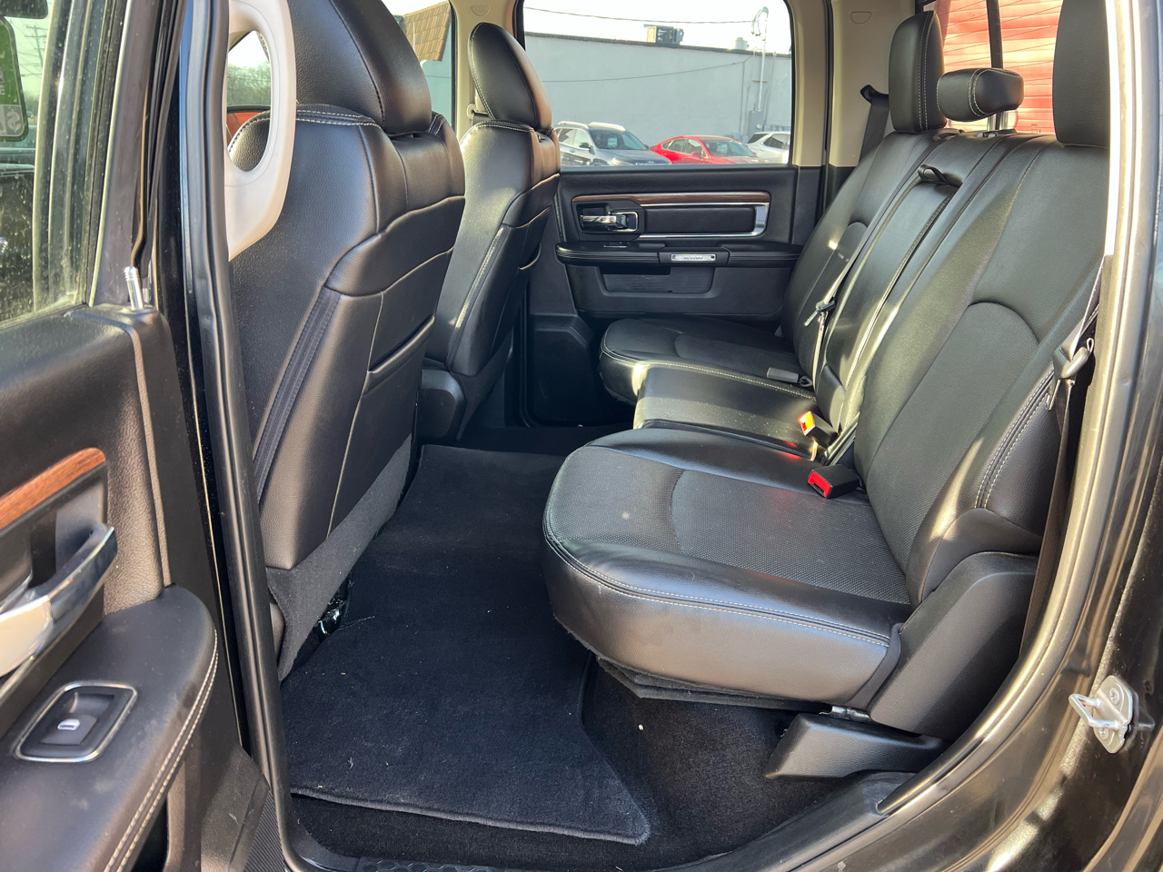 RAM 1500 4WD Crew Cab 140.5" Laramie 2017