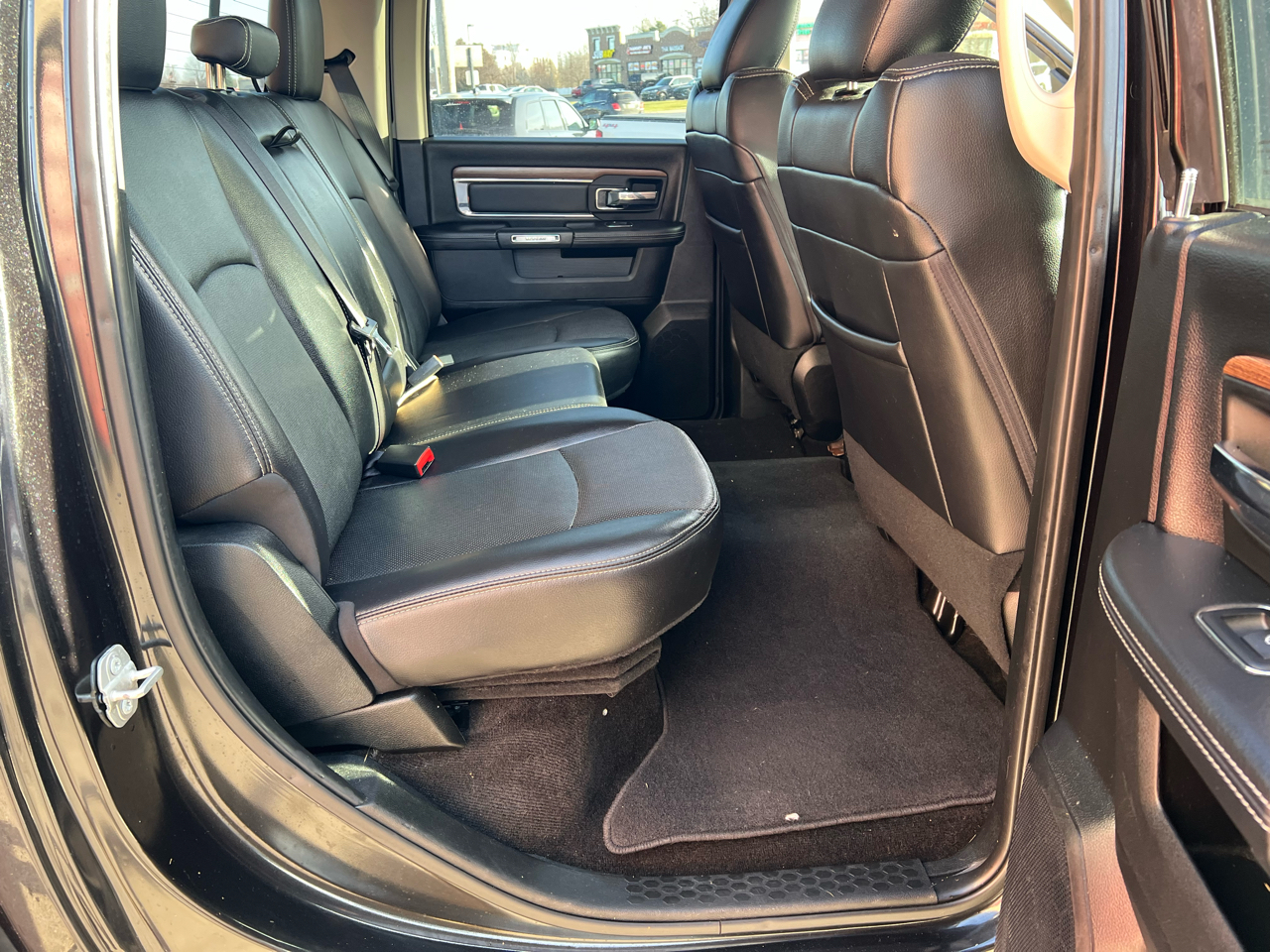 RAM 1500 4WD Crew Cab 140.5" Laramie 2017