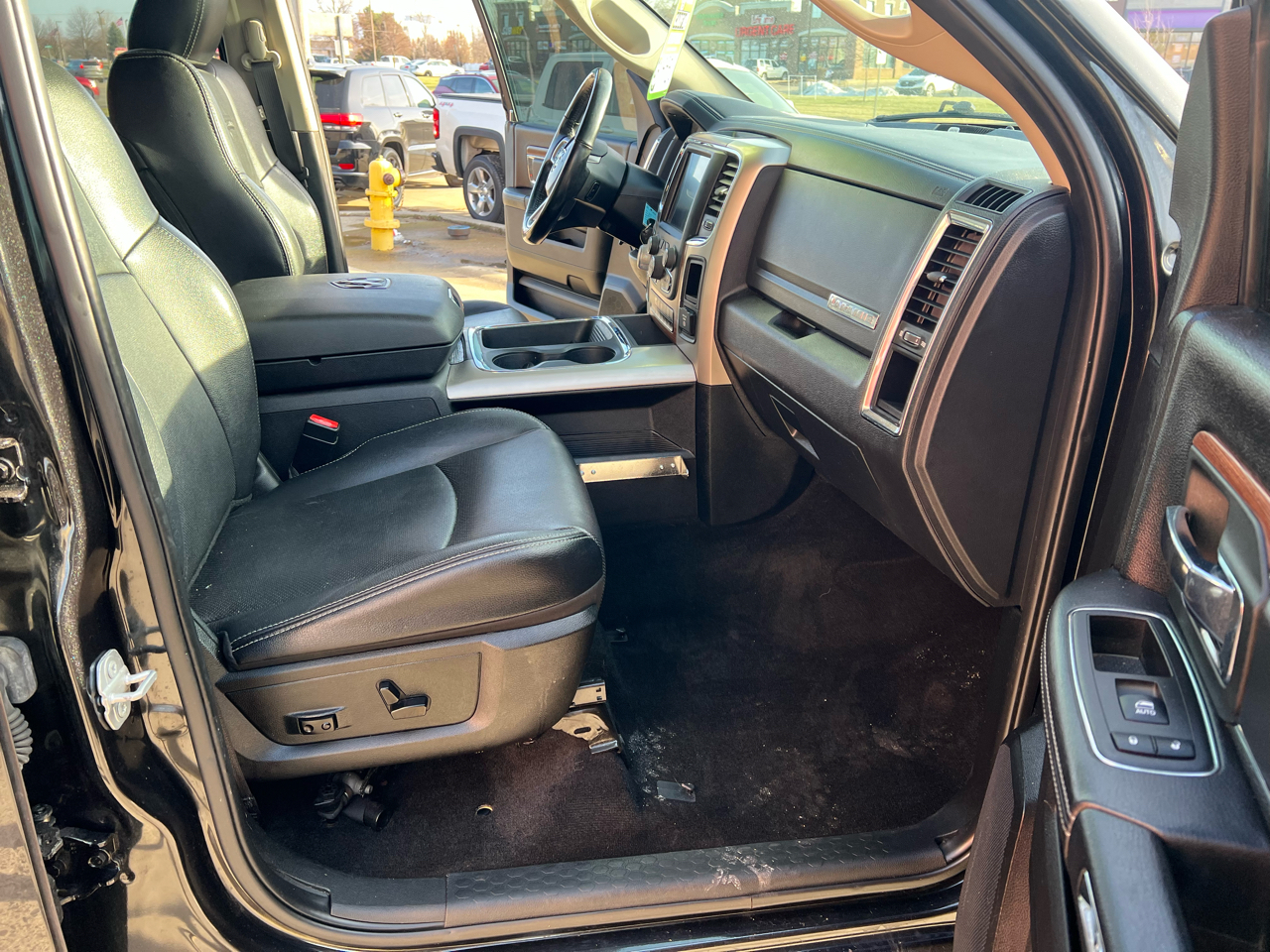 RAM 1500 4WD Crew Cab 140.5" Laramie 2017