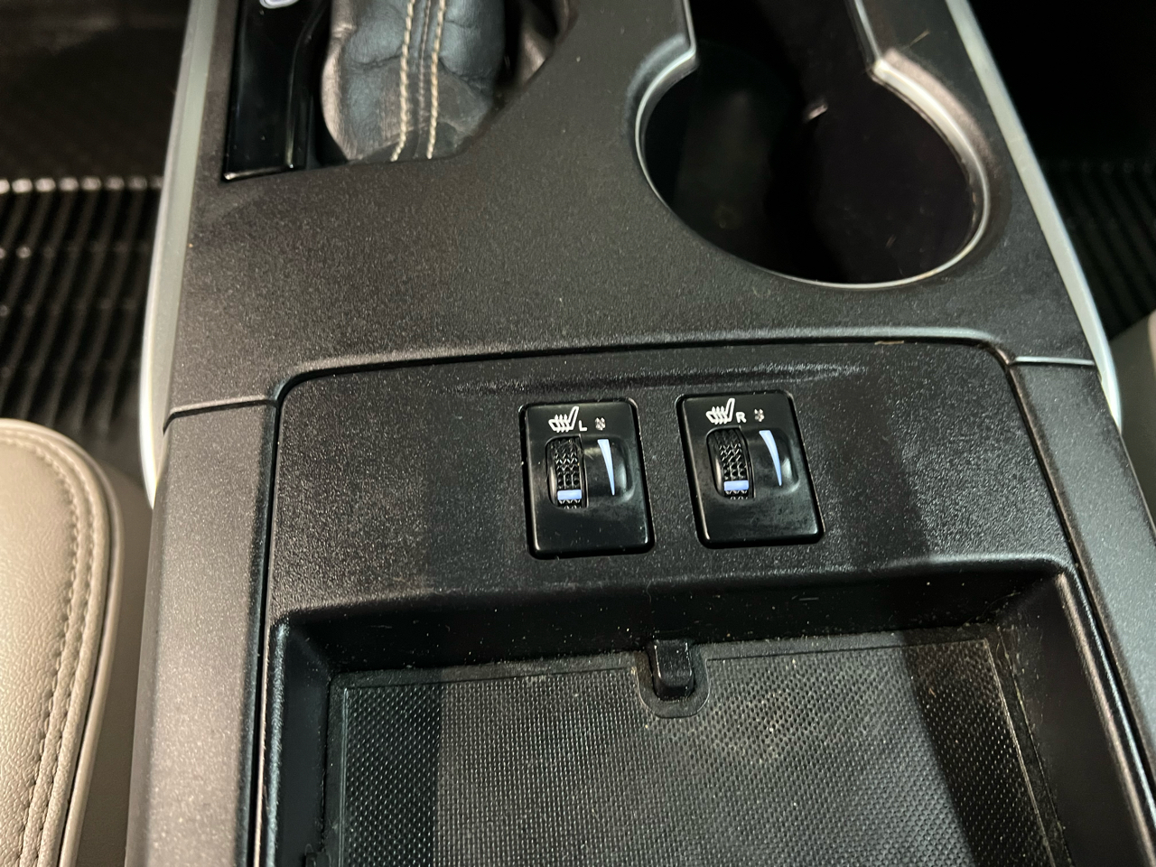 Toyota Camry 4dr Sdn I4 Auto SE w/Special Edition Pkg (Natl) 2016