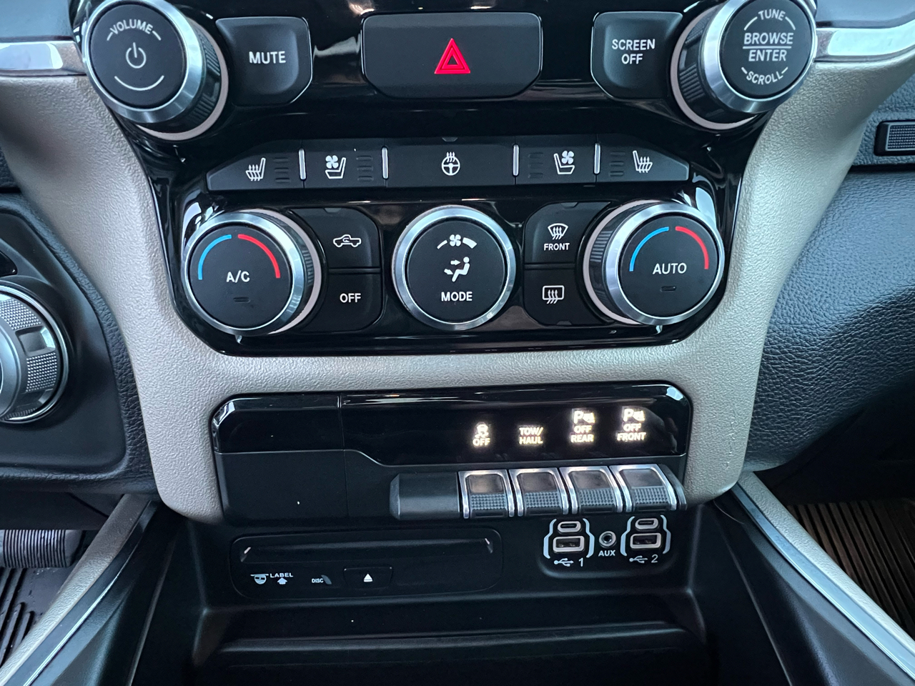 RAM 1500 Laramie 4x4 Crew Cab 5'7" Box 2019