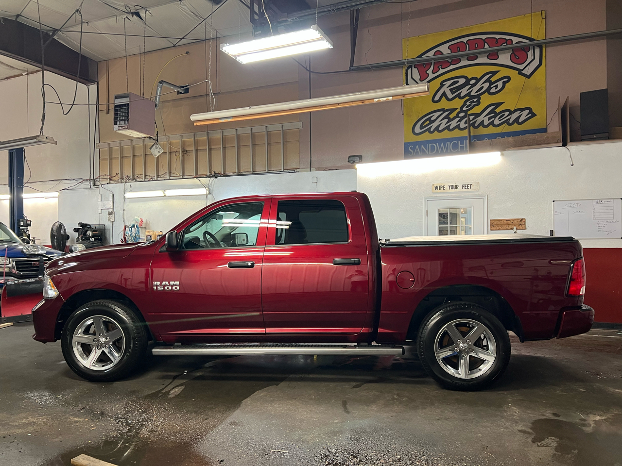 RAM 1500 Express 4x4 Crew Cab 5'7" Box 2017