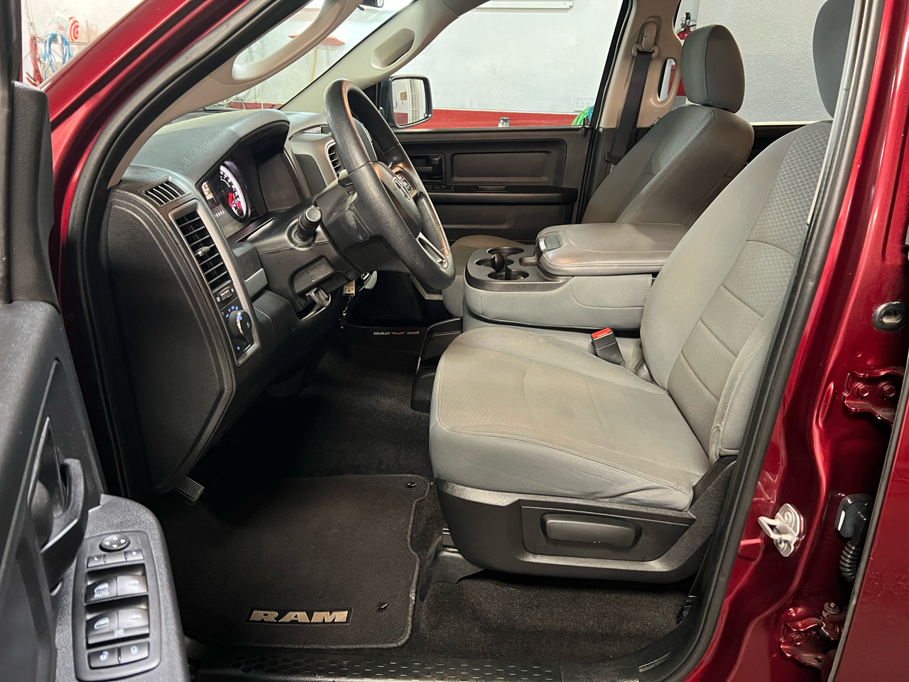 RAM 1500 Express 4x4 Crew Cab 5'7" Box 2017