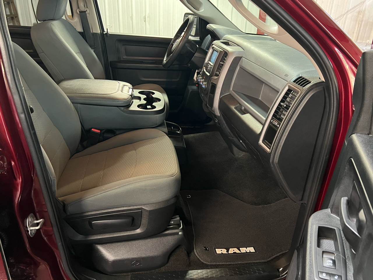 RAM 1500 Express 4x4 Crew Cab 5'7" Box 2017