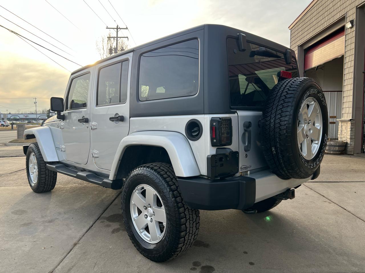 Jeep Wrangler Unlimited 4WD 4dr Sahara 2012