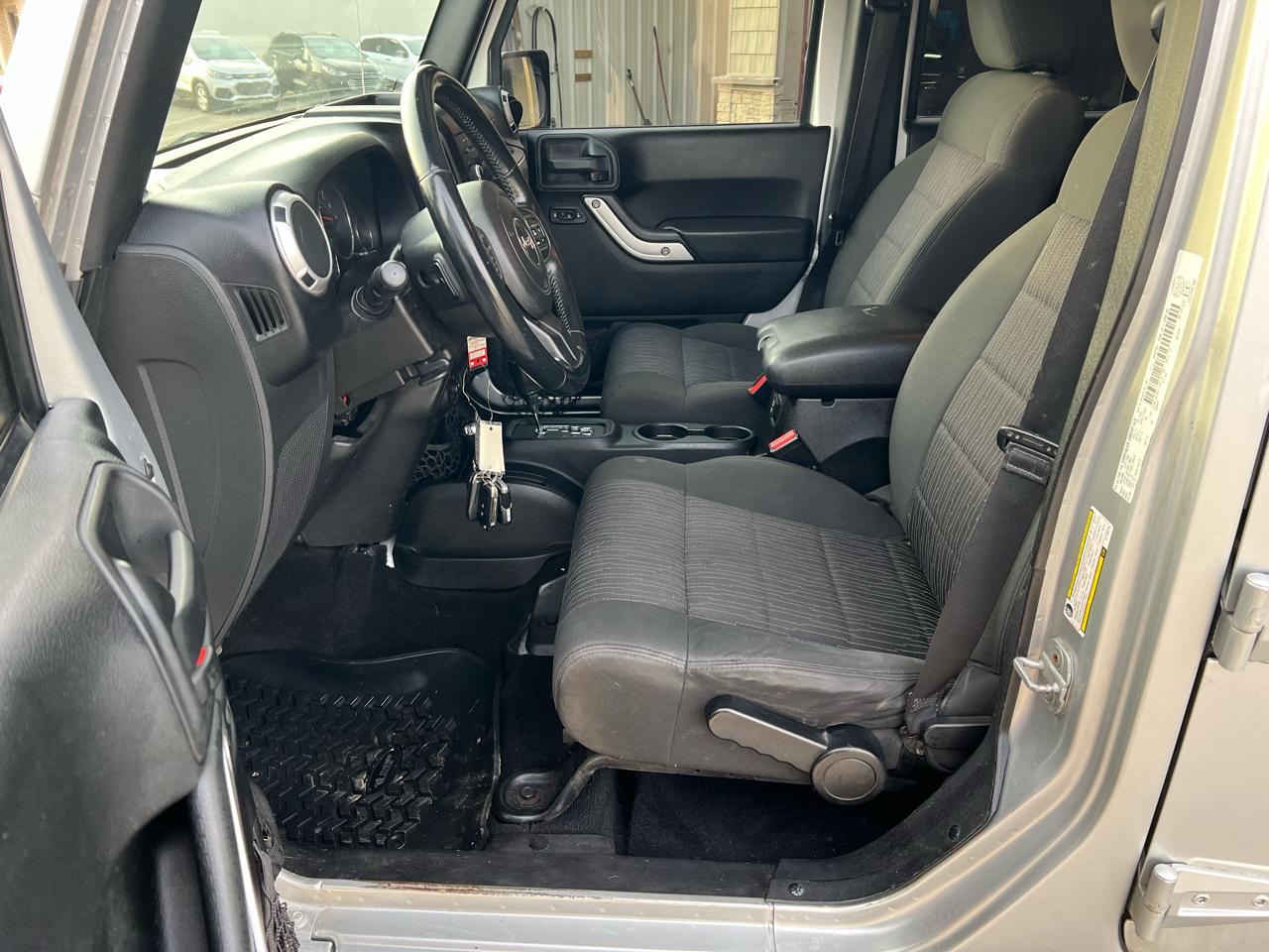 Jeep Wrangler Unlimited 4WD 4dr Sahara 2012