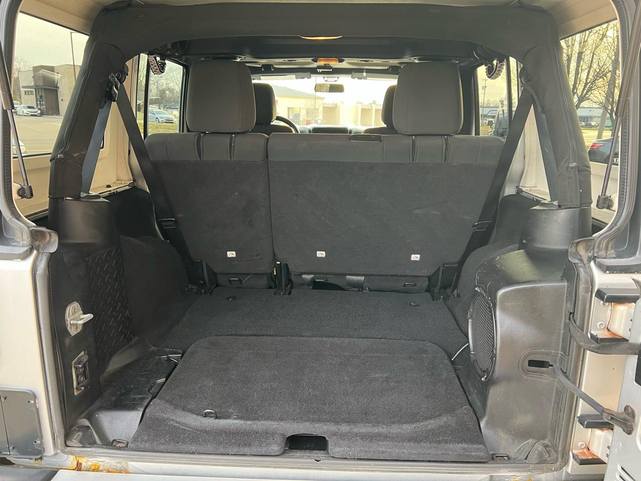 Jeep Wrangler Unlimited 4WD 4dr Sahara 2012