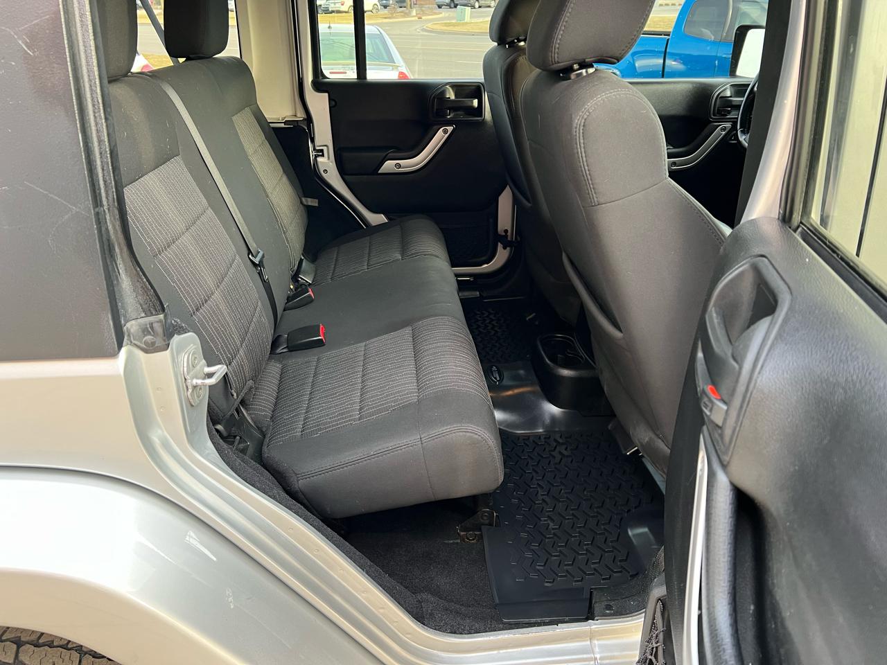 Jeep Wrangler Unlimited 4WD 4dr Sahara 2012