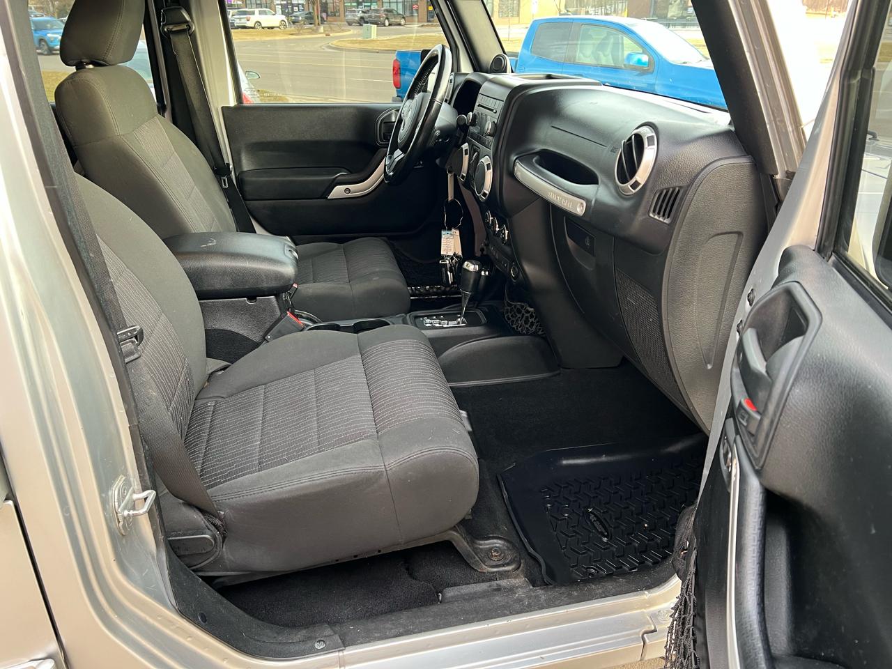 Jeep Wrangler Unlimited 4WD 4dr Sahara 2012