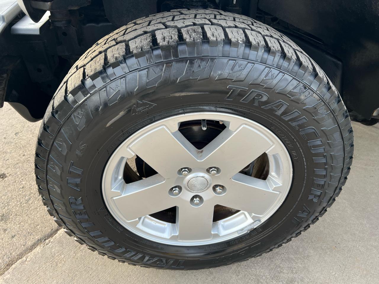 Jeep Wrangler Unlimited 4WD 4dr Sahara 2012