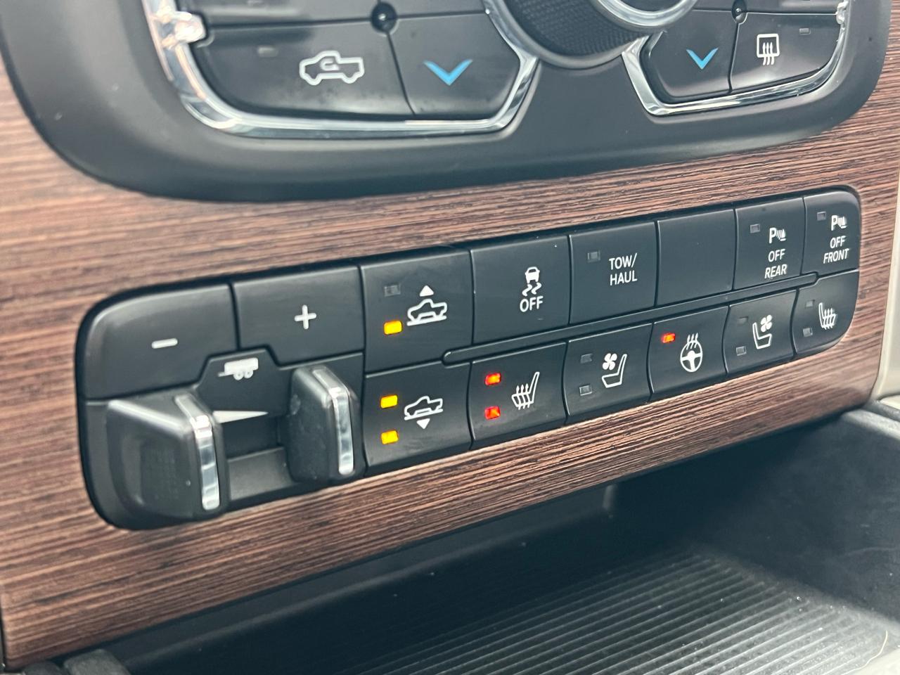 RAM 1500 4WD Crew Cab 140.5" Laramie 2014