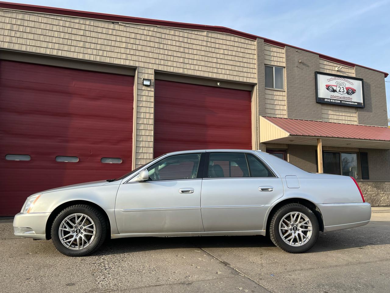 Cadillac DTS 4dr Sdn Luxury Collection 2011