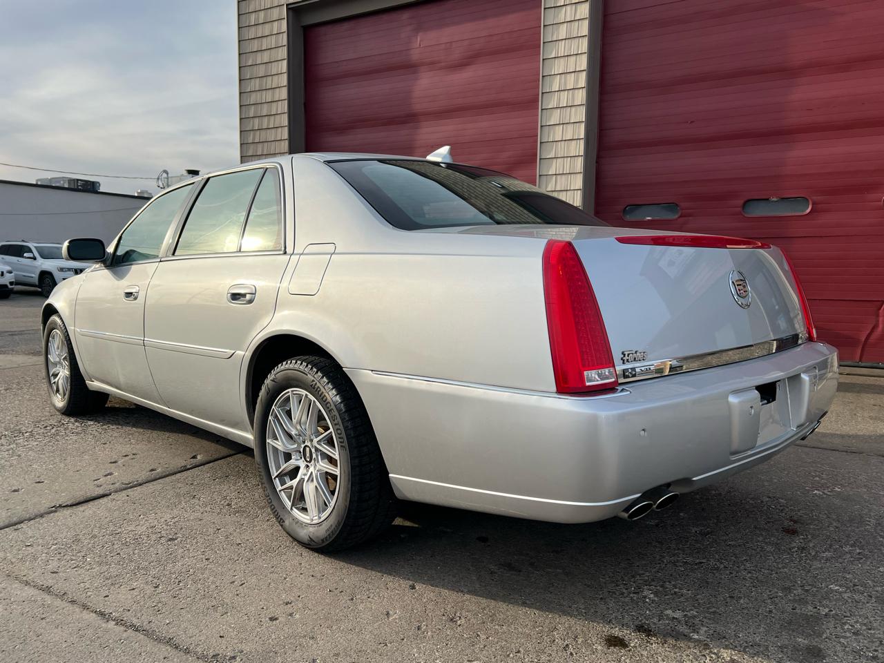 Cadillac DTS 4dr Sdn Luxury Collection 2011