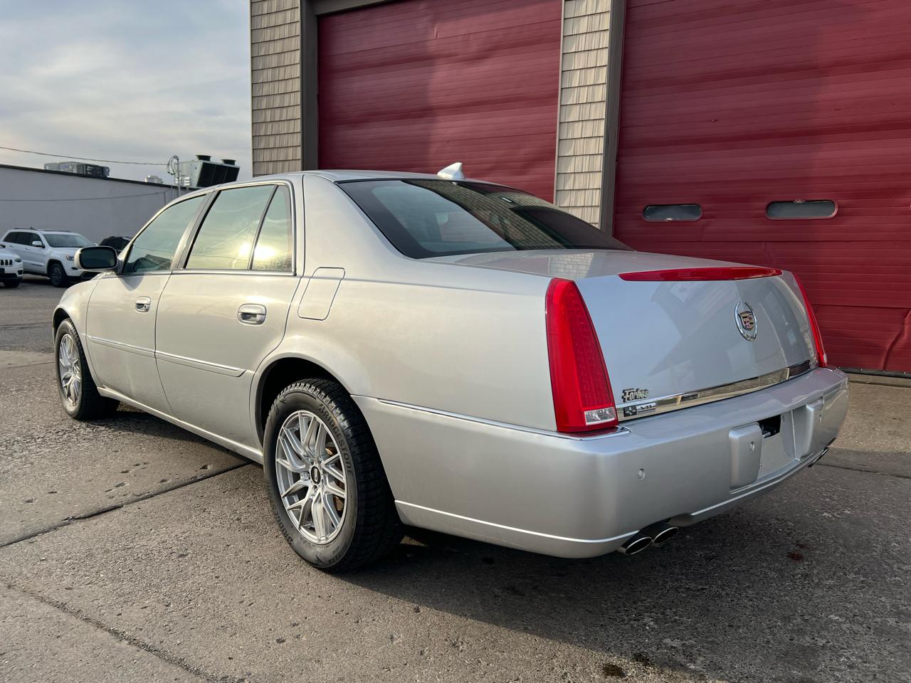 Cadillac DTS 4dr Sdn Luxury Collection 2011