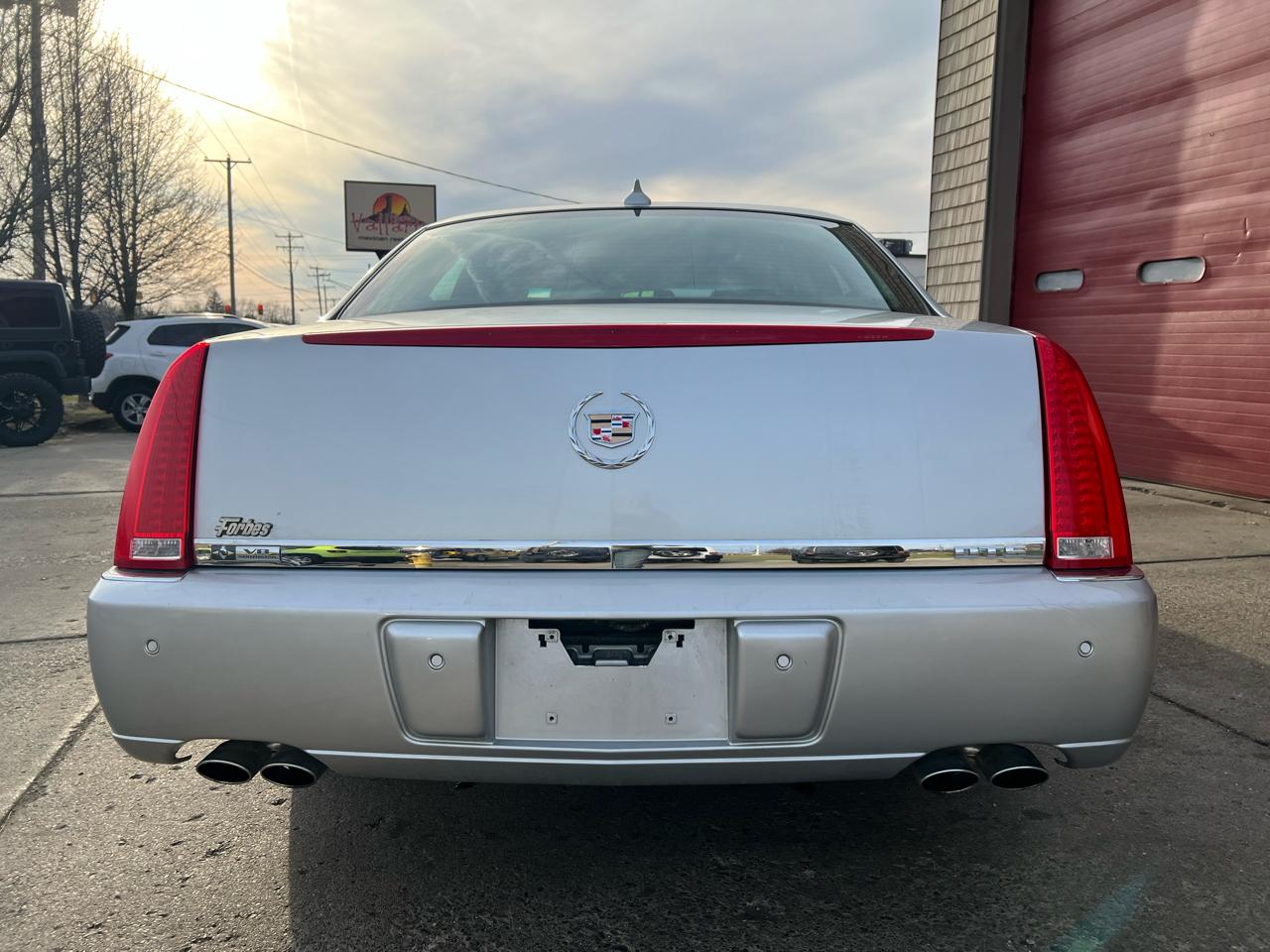 Cadillac DTS 4dr Sdn Luxury Collection 2011
