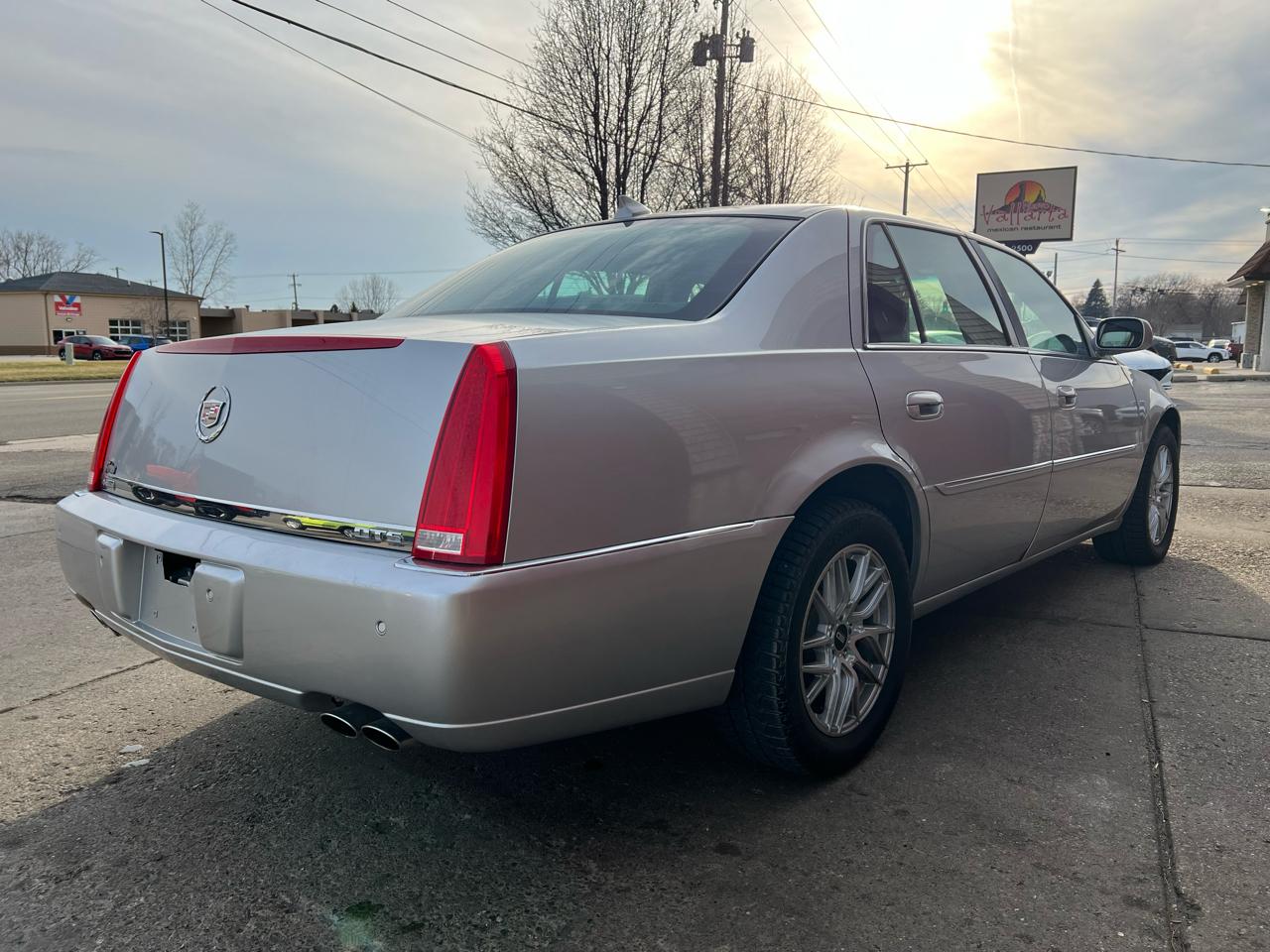 Cadillac DTS 4dr Sdn Luxury Collection 2011