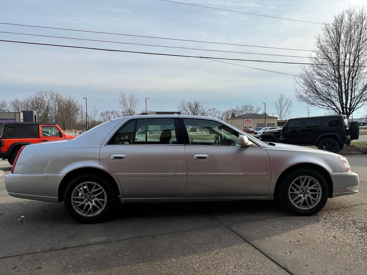 Cadillac DTS 4dr Sdn Luxury Collection 2011