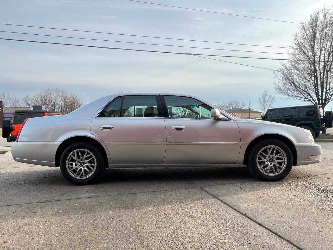 Cadillac DTS 4dr Sdn Luxury Collection 2011