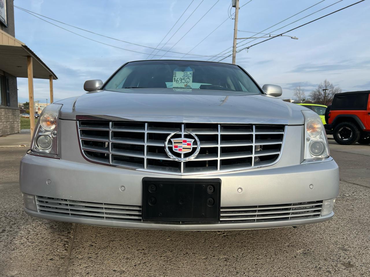 Cadillac DTS 4dr Sdn Luxury Collection 2011