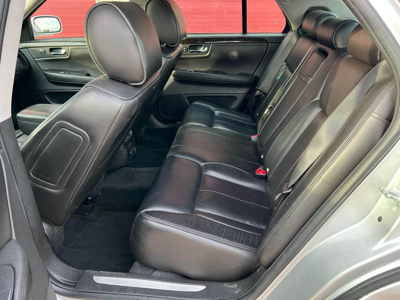 Cadillac DTS 4dr Sdn Luxury Collection 2011