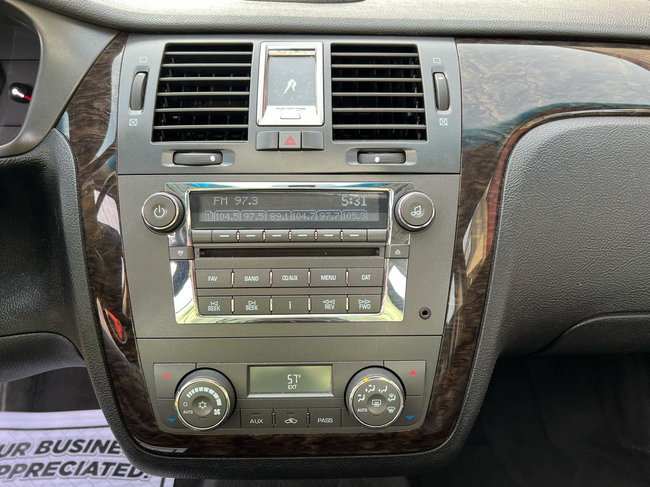 Cadillac DTS 4dr Sdn Luxury Collection 2011