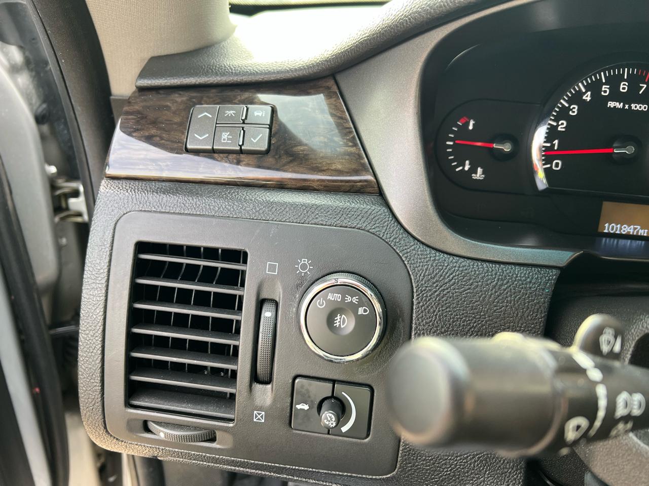 Cadillac DTS 4dr Sdn Luxury Collection 2011