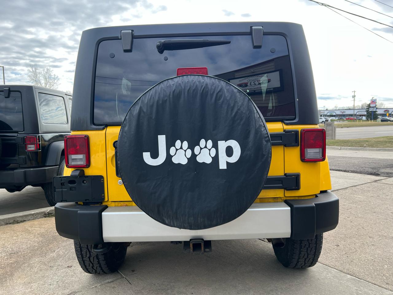 Jeep Wrangler Unlimited 4WD 4dr Sahara 2011