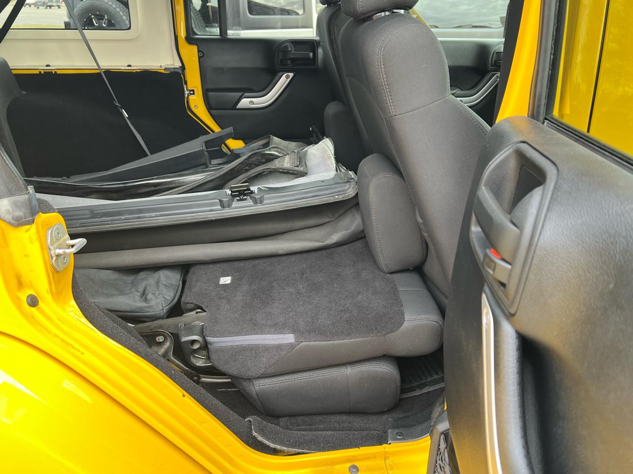 Jeep Wrangler Unlimited 4WD 4dr Sahara 2011