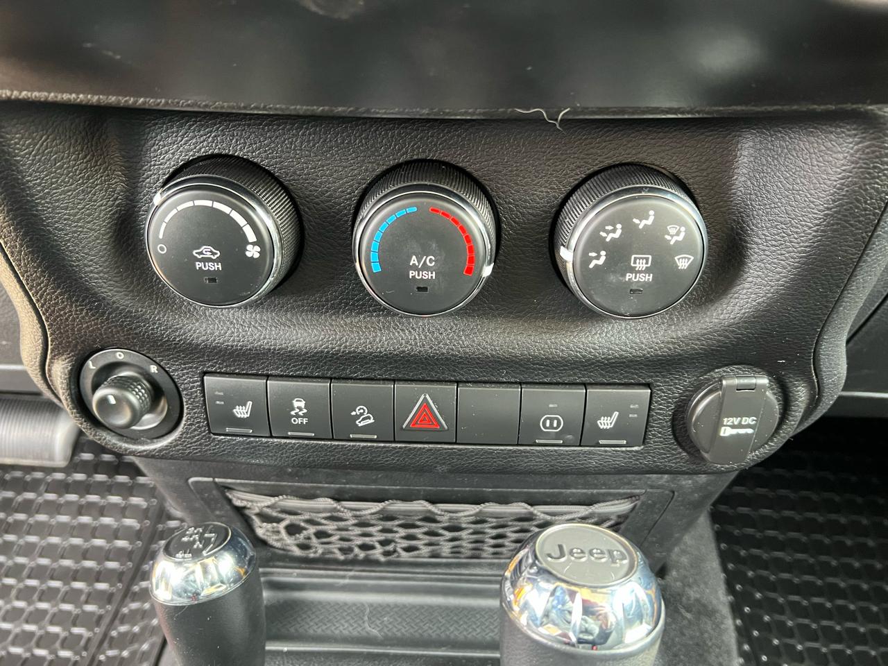 Jeep Wrangler Unlimited 4WD 4dr Sahara 2011