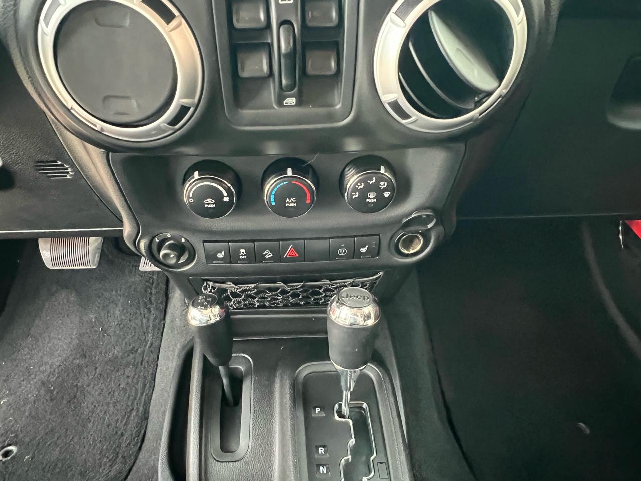 Jeep Wrangler Unlimited 4WD 4dr Sahara 2013