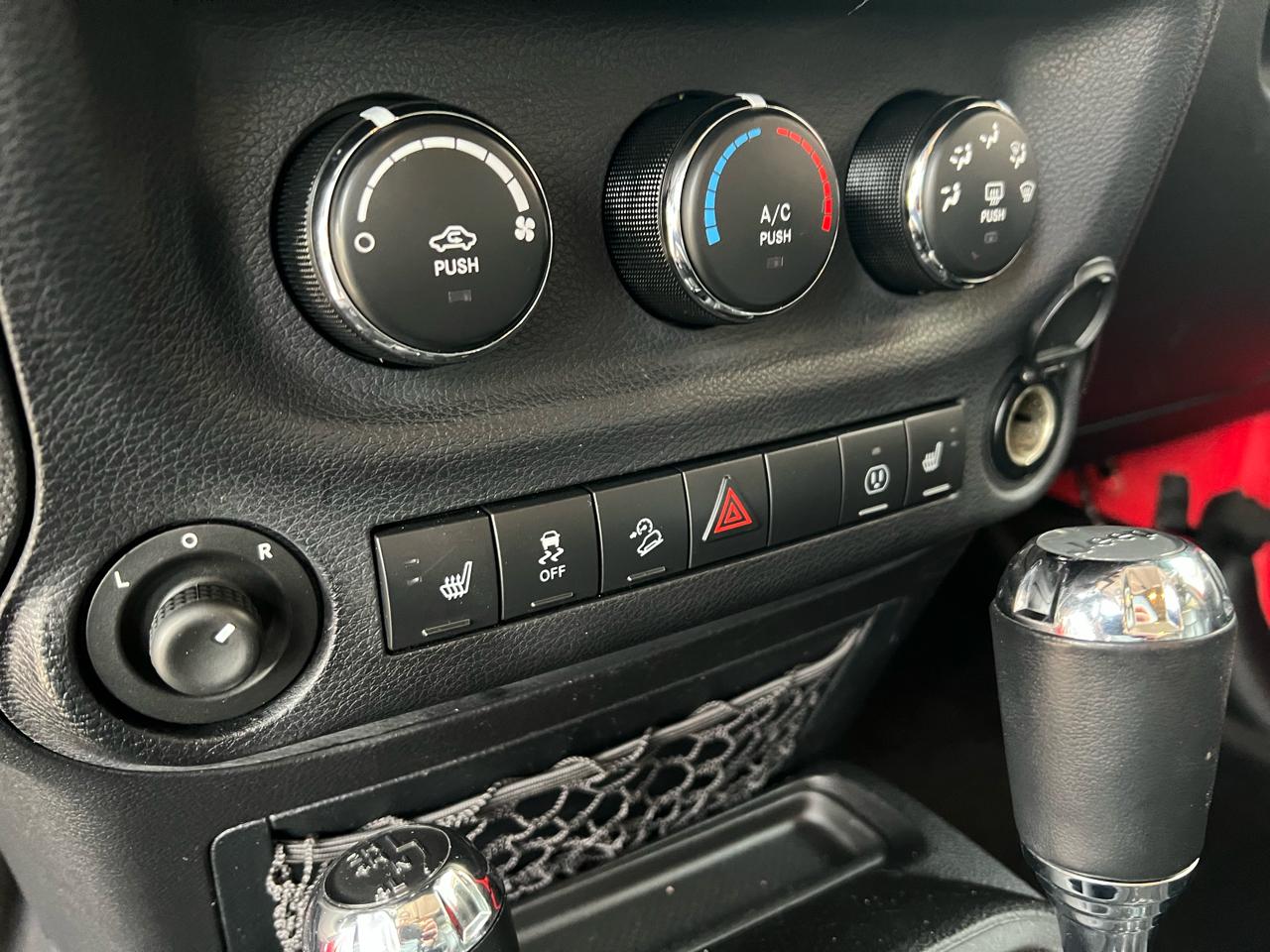 Jeep Wrangler Unlimited 4WD 4dr Sahara 2013