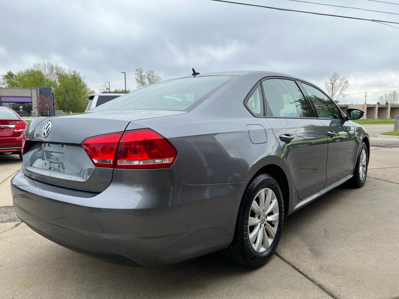 Volkswagen Passat 4dr Sdn 2.5L Auto S PZEV 2012