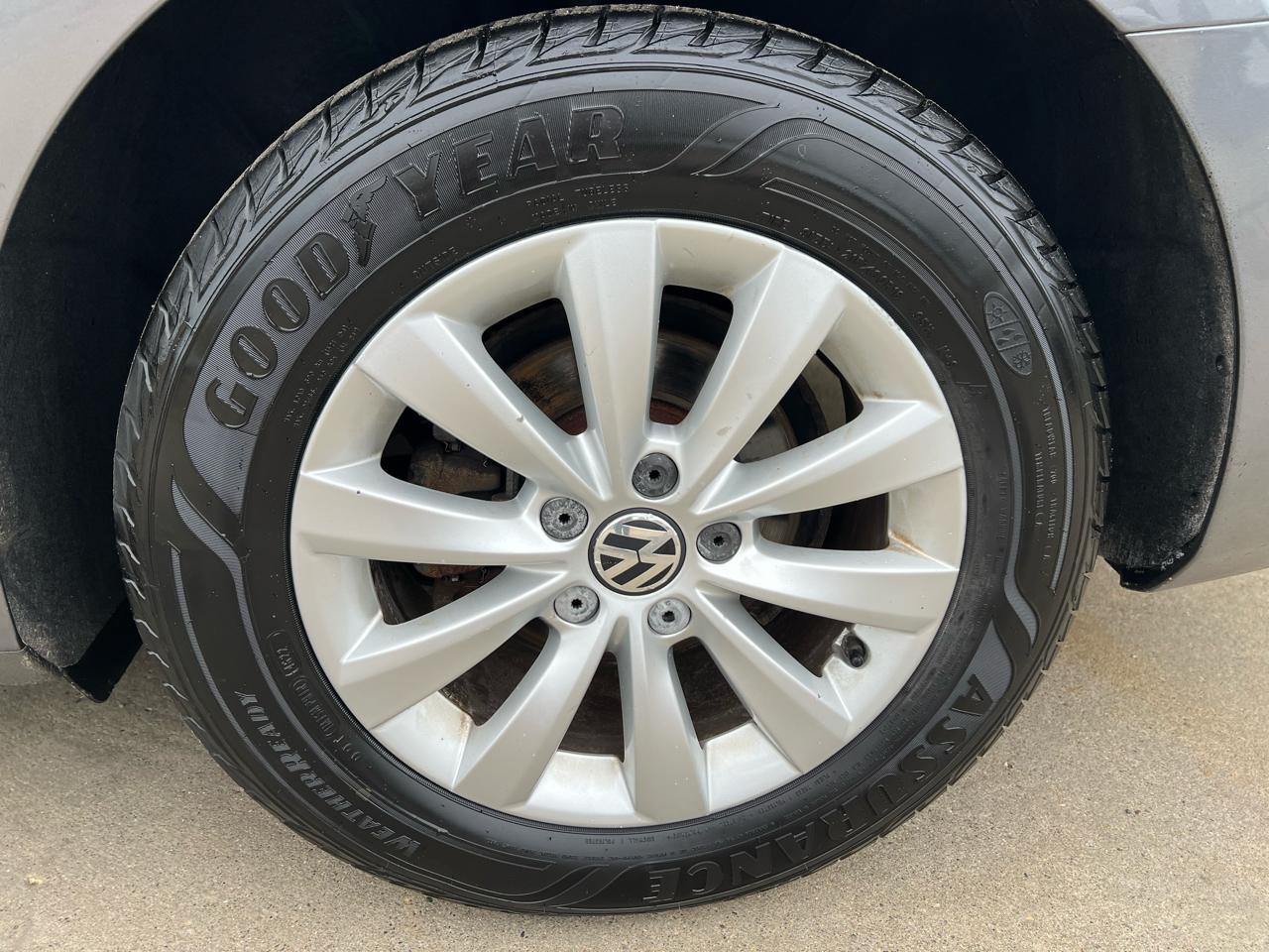 Volkswagen Passat 4dr Sdn 2.5L Auto S PZEV 2012