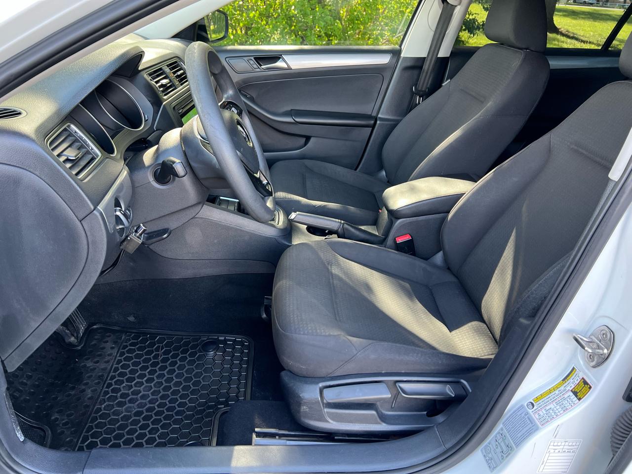 Volkswagen Jetta Sedan 4dr Auto 1.8T SE PZEV 2015
