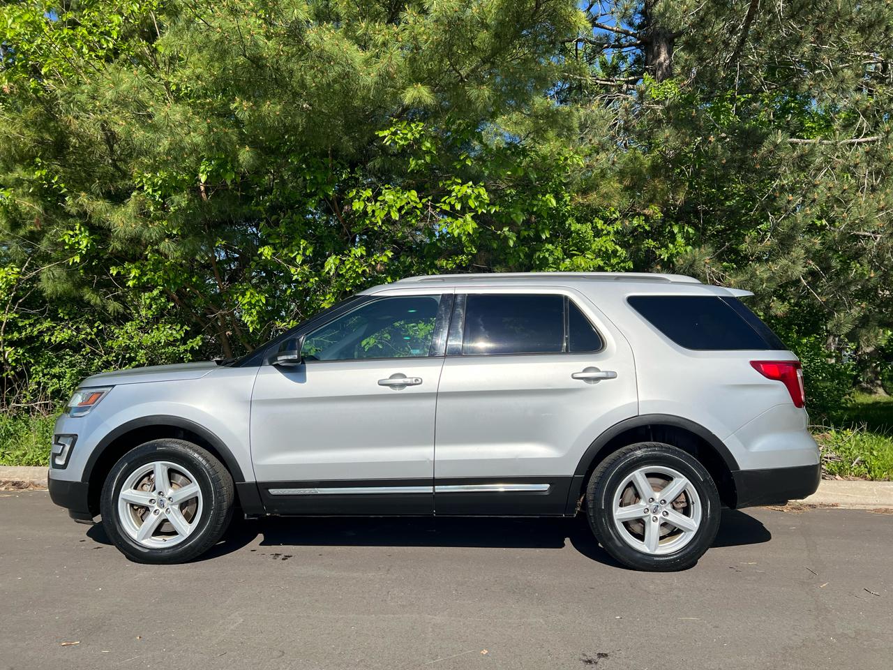 Ford Explorer XLT 4-Door 4WD 2017