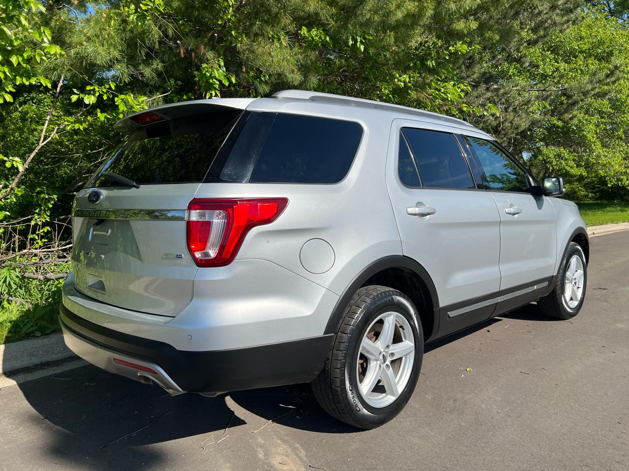 Ford Explorer XLT 4-Door 4WD 2017