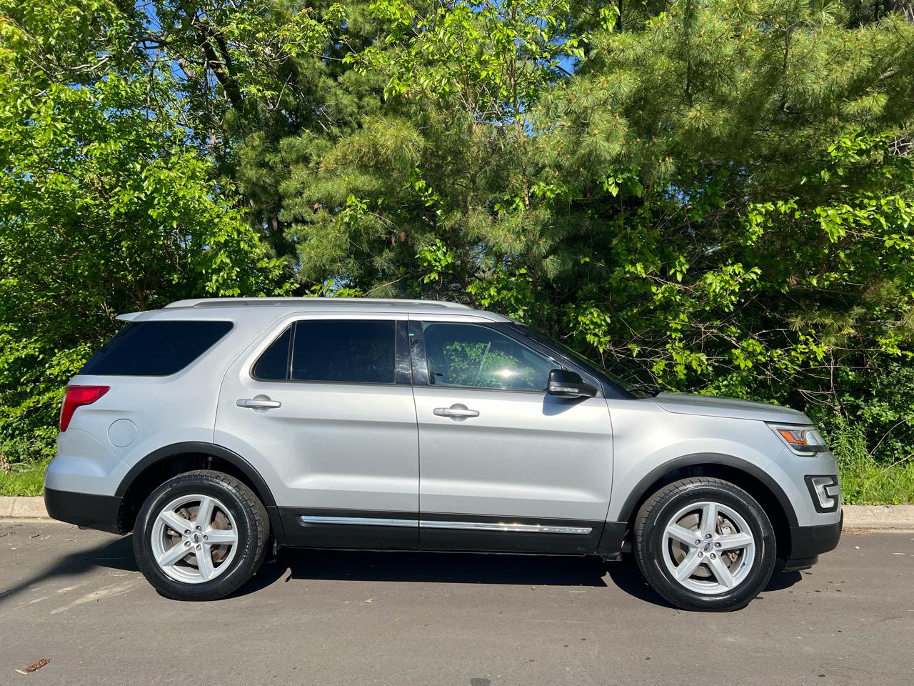 Ford Explorer XLT 4-Door 4WD 2017