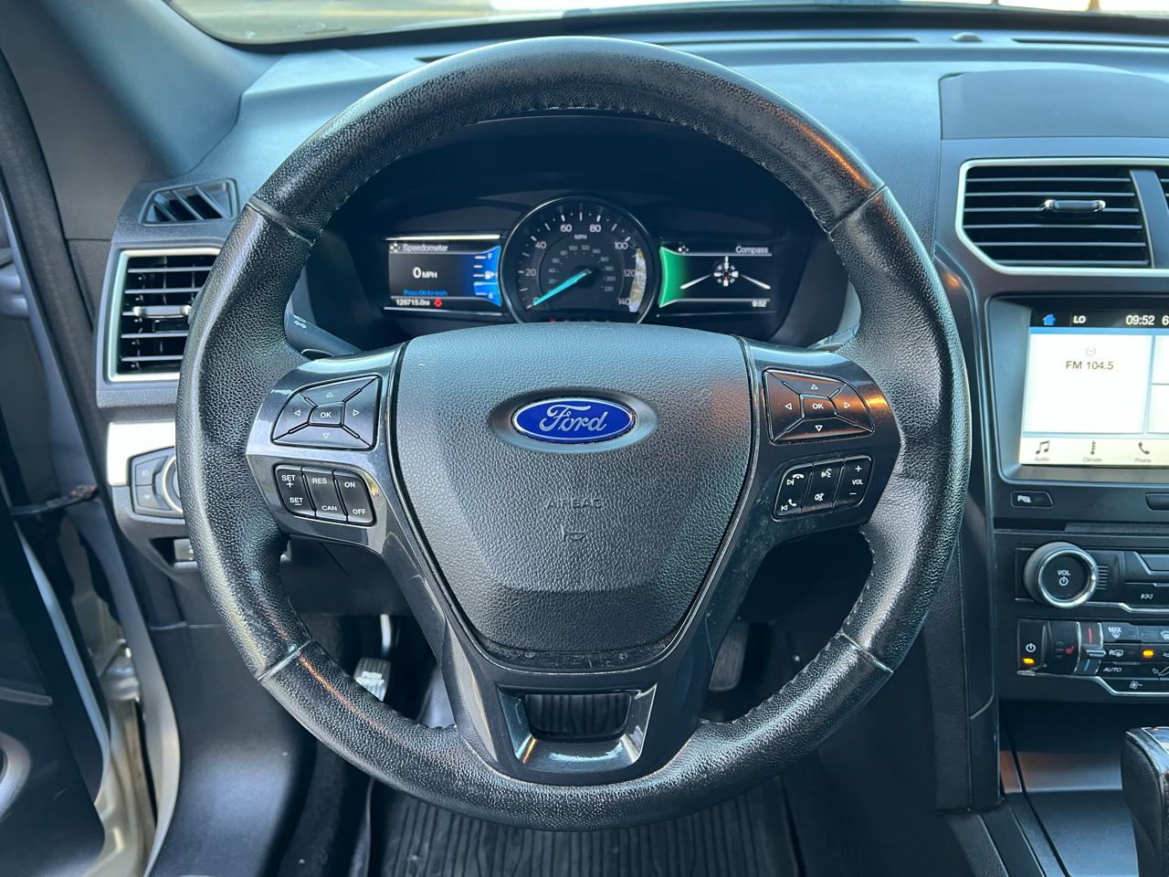 Ford Explorer XLT 4-Door 4WD 2017