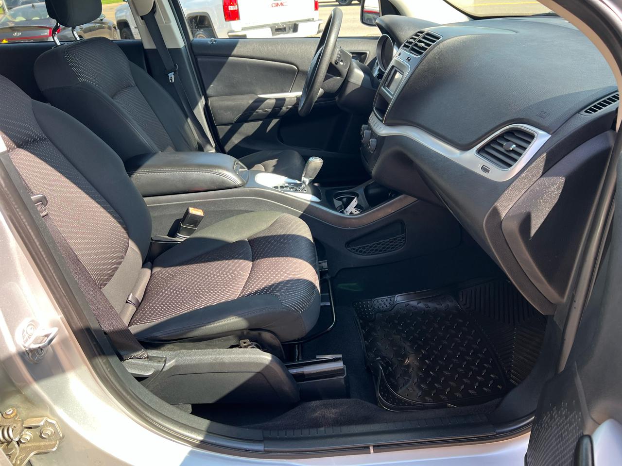 Dodge Journey FWD 4dr Mainstreet 2011